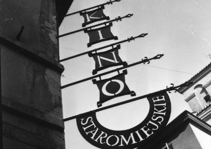 FOT. JAN TREMBECKI / REKLAMA KINA STAROMIEJSKIEGO WYKONANA W METALU WEDŁUG PROJEKTU ARTYSTY PLASTYKA P. PODCIECHOWSKIEGO. FOTOGRAFIA WYKONANA 21 PAŹDZIERNIKA 1969 R.