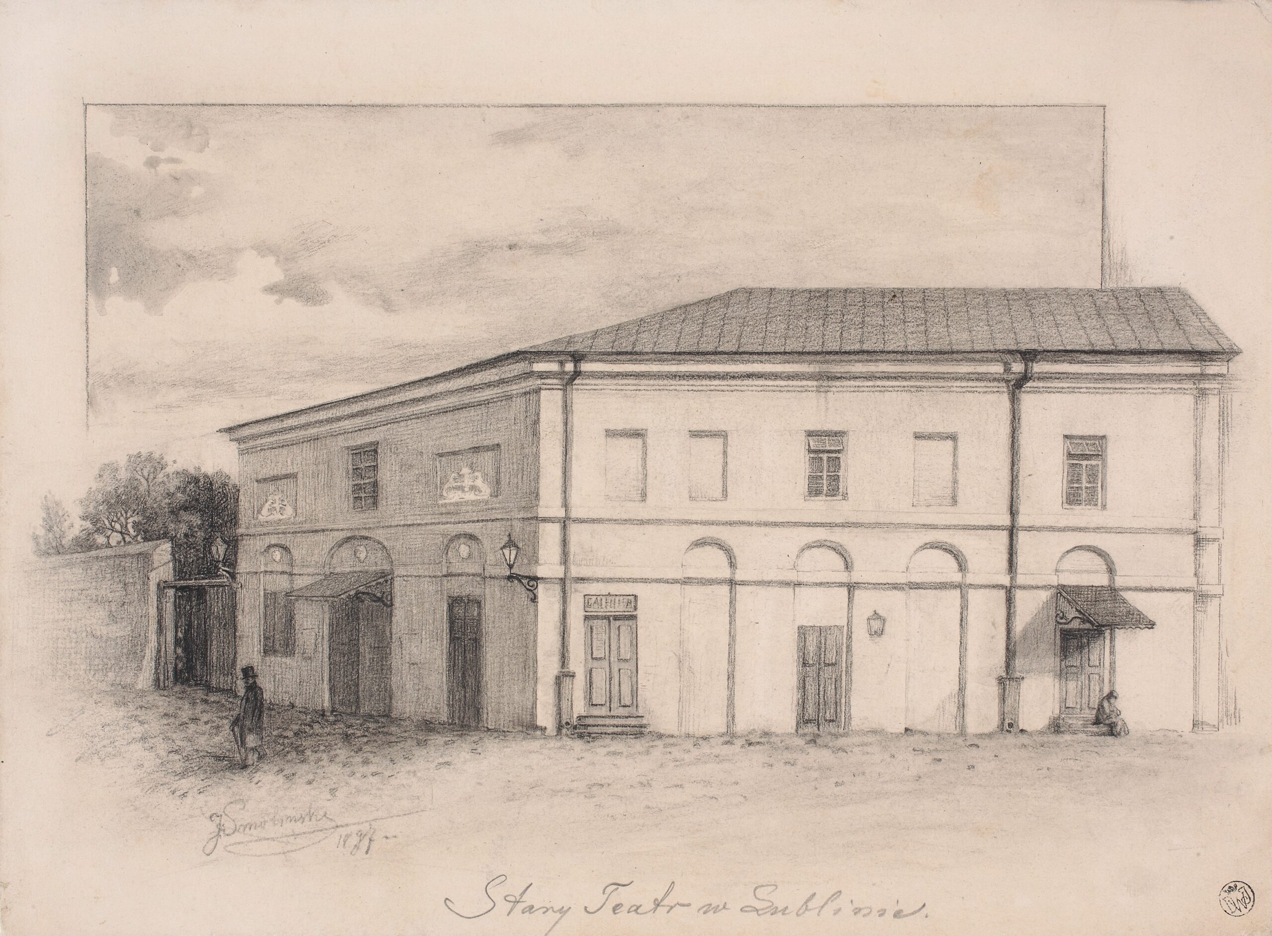 Historyczny rysunek przedstawiający Teatr Stary w Lublinie w dziewiętnastym wieku. Jasny dwupiętrowy budynek z niskim dachem. Od strony ulicy Jezuickiej są drzwi główne i ozdobne płaskorzeźby. Od ulicy Dominikańskiej ma blendy, czyli płytkie wnęki w kształcie okien. Na parterze są wysokie podłużne blendy, sięgające łukowatym zwieńczeniem do pierwszego piętra. Blendy u góry są mniejsze prostokątne.