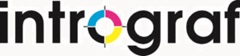 Logo firmy Intrograf. Jest to prosty czarny napis: "intrograf". Wyróżnia się litera O, która jest podzielona na cztery równe części i ma kolory tuszy wykorzystywanych w drukarkach: czarny, niebieski, żółty i ciemny różowy.