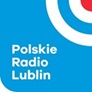 Logotyp Polskiego Radia Lublin. Niebieski kwadrat z białym napisem z nazwą Radia. W prawym górnym rogu wycinek okręgu ze środkiem w rogu kwadratu.