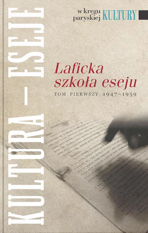 Okładka książki z sepiowym zdjęciem kartki z wydrukowanym tekstem, nad kartką dłoń z wysuniętym palcem wskazującym. Dłoń rzuca cień na kartkę. Na zdjęcie nałożono napisy: "Literatura - ESE / W kręgu kultury paryskiej / Laficka szkoła eseju / Tom pierwszy 1947 - 1959".