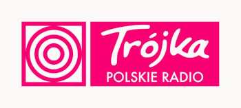 Logotyp radiowej trójki - różowy na białym tle. Po lewej kwadrat z wpisanymi trzema okręgami w różnych rozmiarach. Po prawej prostokąt z napisem "Trójka / Polskie Radio".