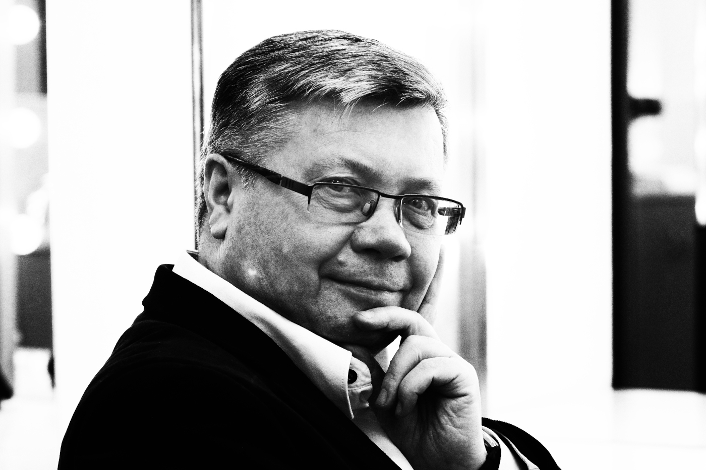 Czarno-białe zdjęcie portretowe księdza profesora Alfreda Wierzbickiego.