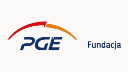 Logotyp Fundacji PGE. Po lewej niebieski napis PGE. Nad nim czerwono-żółty łuk. Po prawej mniejszą czcionką napis: "Fundacja".